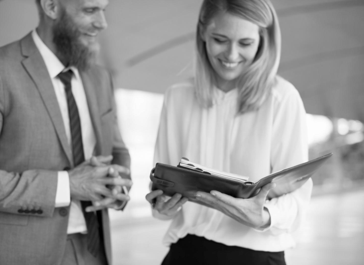 Profesionales analizando informes financieros en oficina moderna